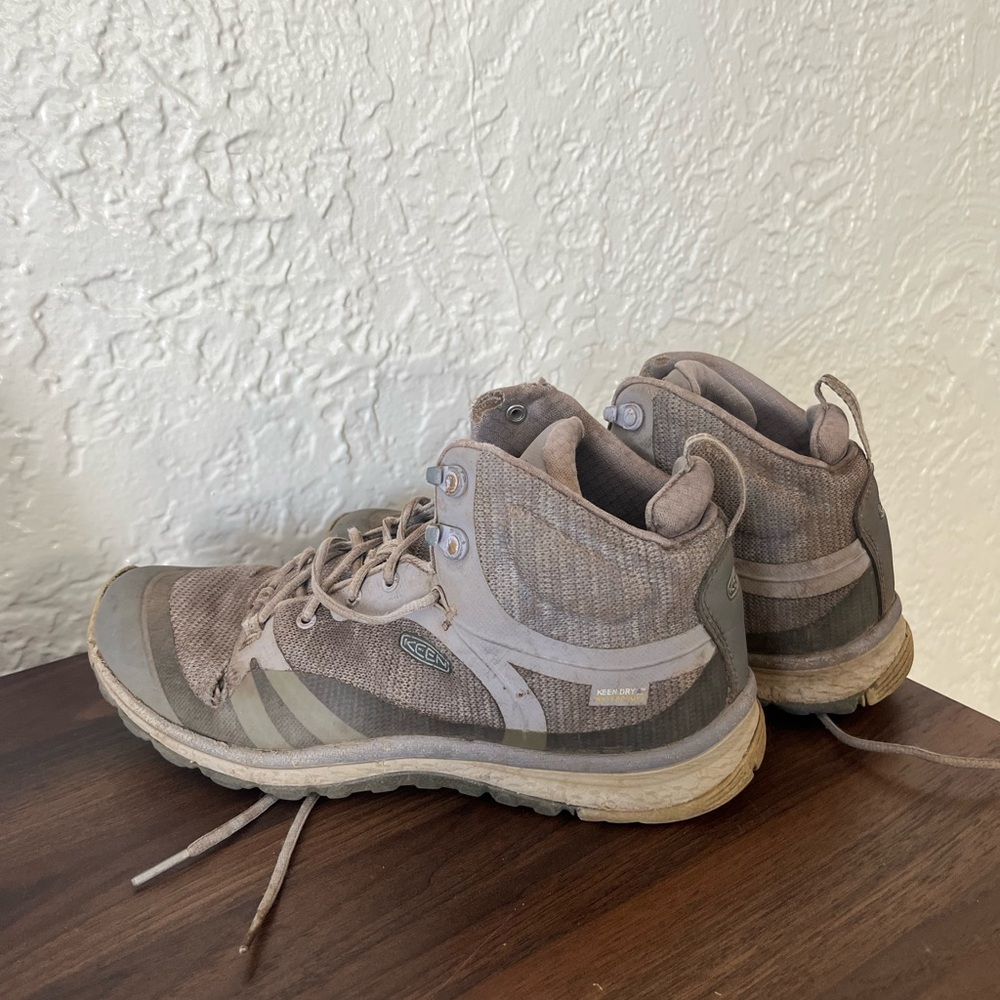 KEEN Tan and Gray Hiking Shoes 8.5 outdoors adventure grip durable travel boots